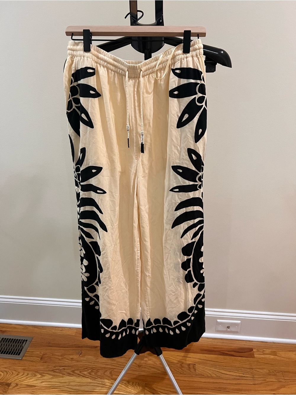 FARM Rio Cream Wide-Leg Floral Print Martina Lounge Pants with Black Motif - Picture 4 of 6